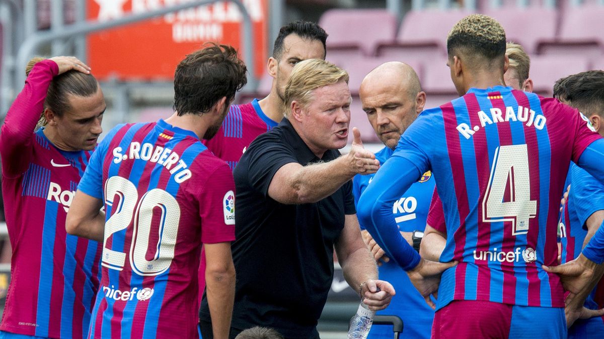 Koeman habla con los jugadores en la pausa para la hidratación Koeman habla con los jugadores en la pausa para la hidratación