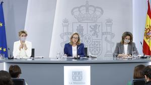 Las vicepresidentas del Gobierno Yolanda Díaz (i), Nadia Calviño (c) y Teresa Ribera (d), durante la rueda de prensa posterior al Consejo de Ministros de este 29 de marzo de 2022, en la Moncloa.