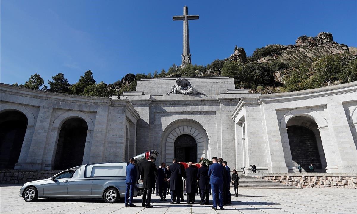 Nietos y bisnietos de Franco introducen sus restos en un coche fúnebre tras sacarlos de la basílica del Valle de los Caídos, el pasado 24 de octubre.