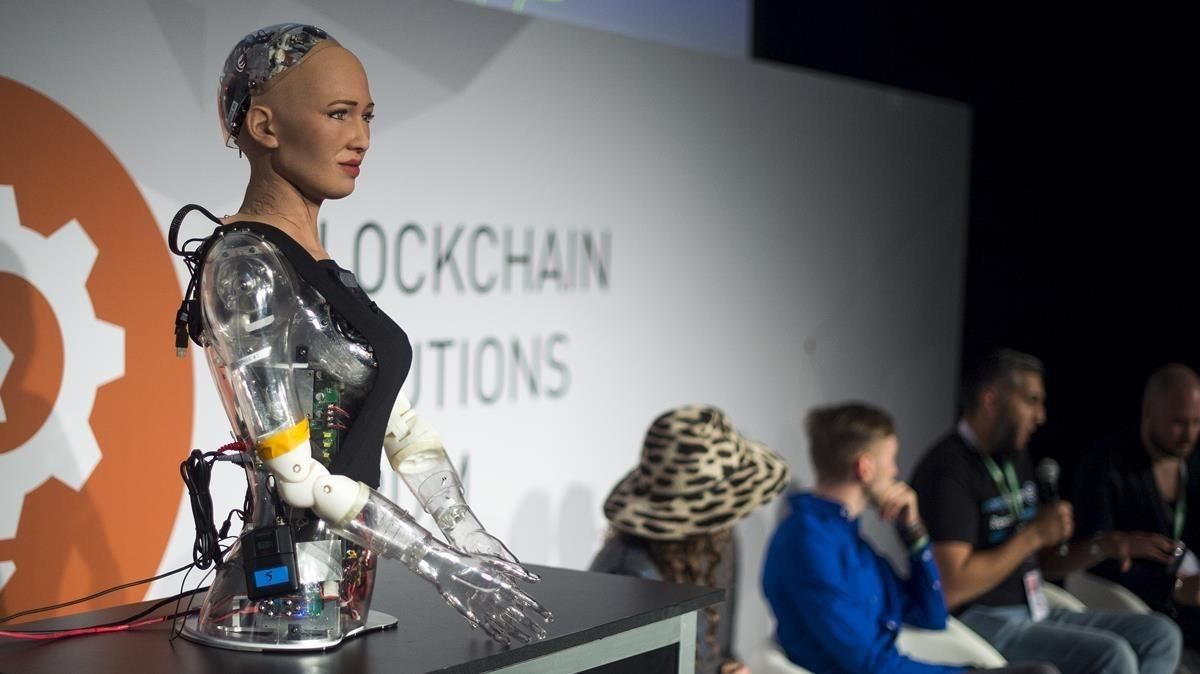 Busto de robot interactivo presentado por la empresa Singularity Net en la feria IoT sobre internet de las cosas, en la Fira Gran Via. Busto de robot interactivo presentado por la empresa Singularity Net en la feria IoT sobre internet de las cosas, en la Fira Gran Via.