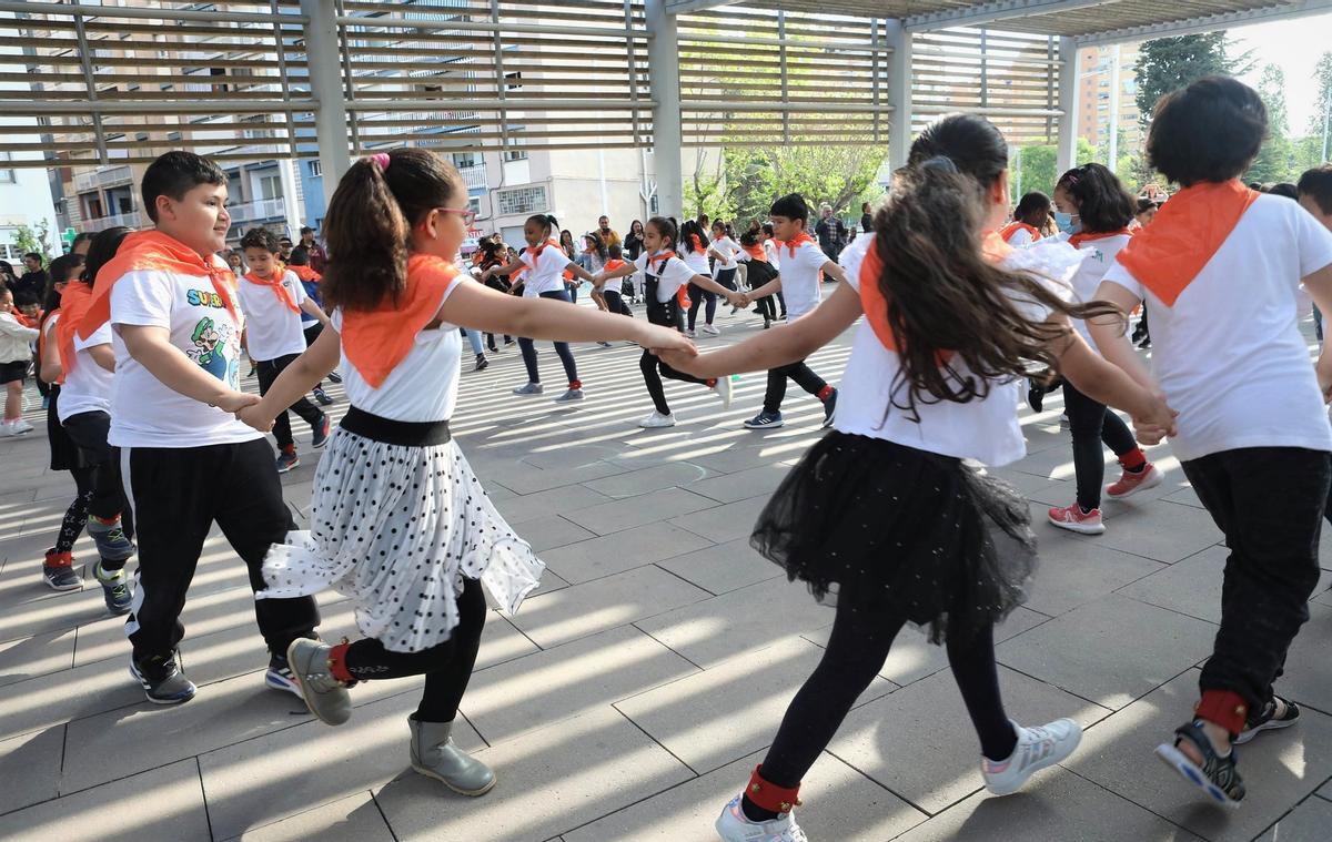 Gairebé 3.000 nens omplen Rubí de ball amb motiu del Dia Internacional de la Dansa