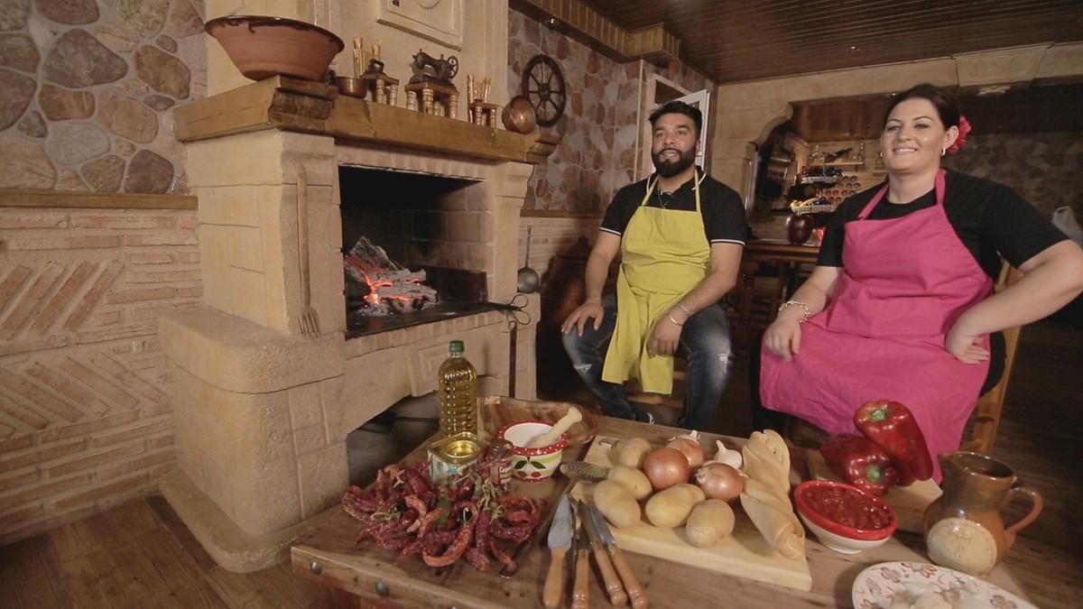 Miembros de ’Los Gipsy Kings’, en uno de los vídeos del concurso ’Gipsy chef’. Miembros de ’Los Gipsy Kings’, en uno de los vídeos del concurso ’Gipsy chef’.