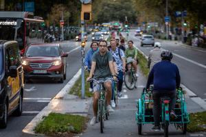 Ambiente en en carril bici de paseo de Sant Joan, el viernes por la tarde
