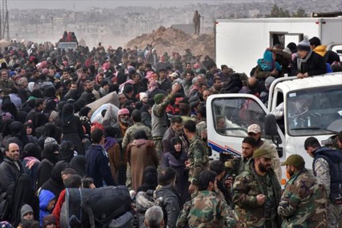 Una muchedumbre trata de de huir de los barrios orientales de la ciudad siria de Alepo. Una muchedumbre trata de de huir de los barrios orientales de la ciudad siria de Alepo.