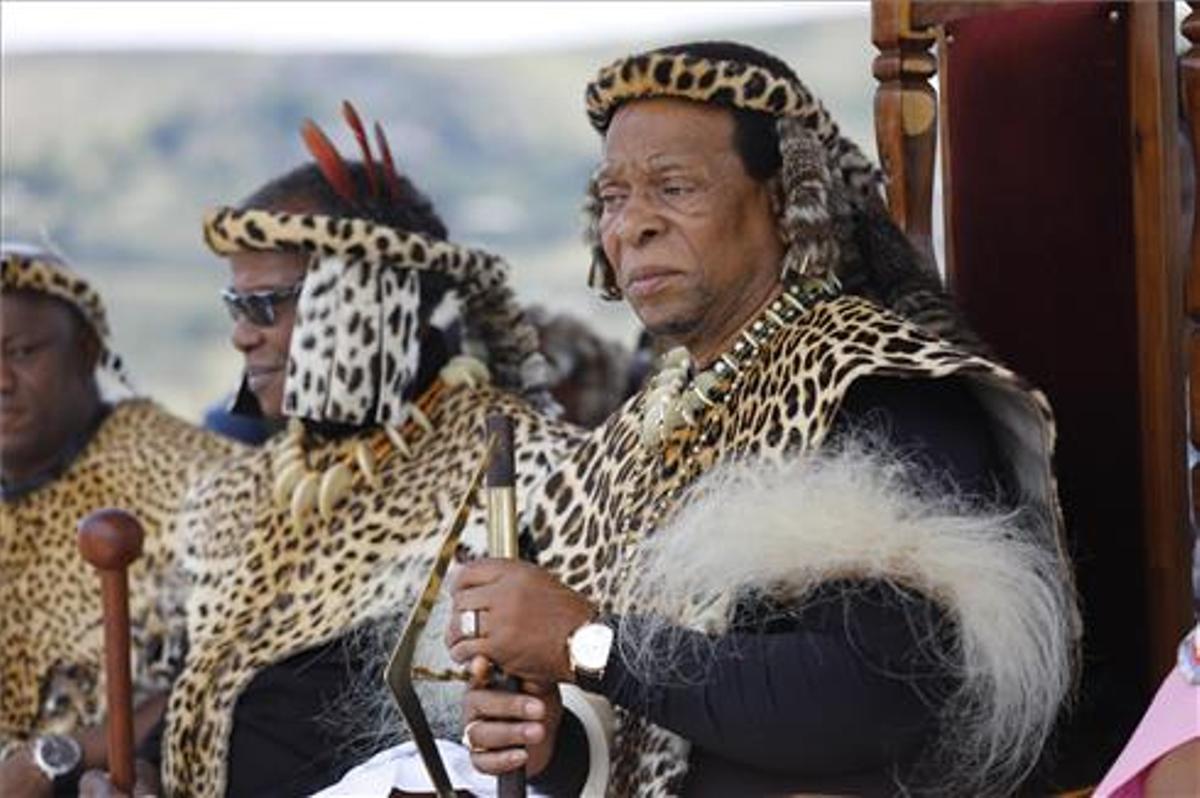 El rey zulú Goodwill Zwelithini durante la recreación del 140 aniversario de la batalla de Isandluana en Dundee, Sudáfrica, en 2019.