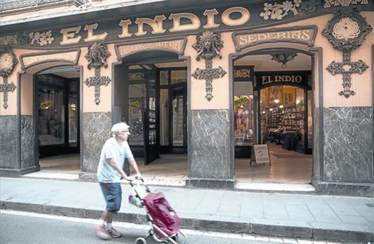 El Indio, en la calle del Carme, con su portal modernista, obra de Vilaró y Valls.