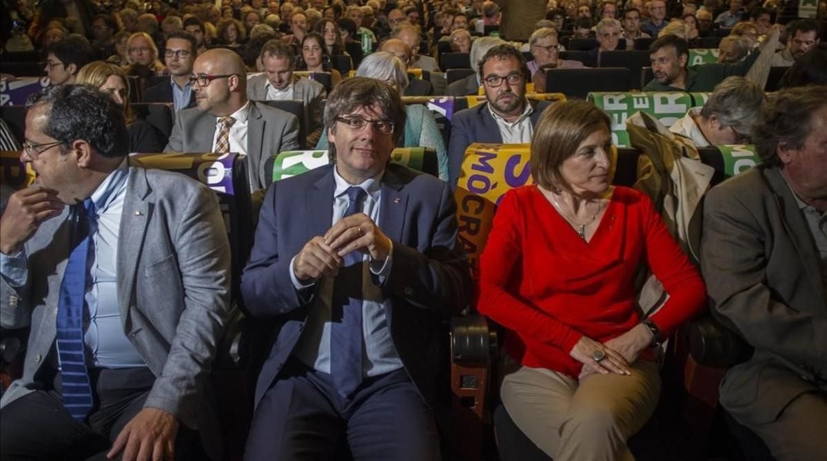 El ’president’ Carles Puigdemont y la presidenta del Parlament, Carme Forcadell, en el acto del Pacte Nacional del Referèndum. El ’president’ Carles Puigdemont y la presidenta del Parlament, Carme Forcadell, en el acto del Pacte Nacional del Referèndum.