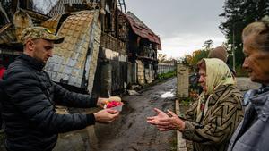 Residentes de Svyatohirs’k, en la región de Donetsk, reciben comida y ayuda humanitaria.