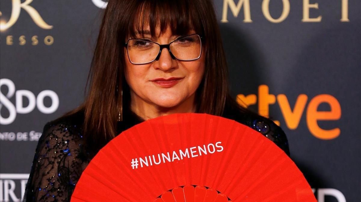Isabel Coixet muestra un abanico rojo con el lema #Niunamenos, en la pasada gala de los Premios Goya. Isabel Coixet muestra un abanico rojo con el lema #Niunamenos, en la pasada gala de los Premios Goya.