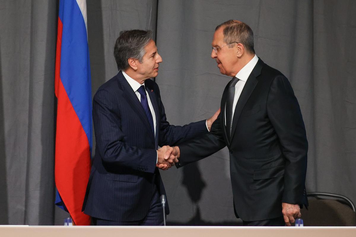 El ministro de Exteriores ruso, Sergéi Lavrov, y el secretario de Estado de EEUU, Antony Blinken, durante su encuentro este jueves en Estocolmo.