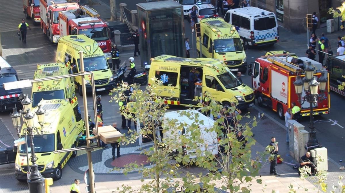 Ambulancias en la zona del atentado. Ambulancias en la zona del atentado.