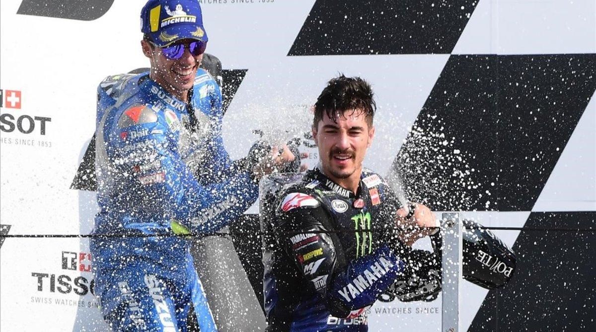 joan Mir (Suzuki, 2º) y Maverick Viñales (Yamaha, 1º), ayer, en el podio de Misano. joan Mir (Suzuki, 2º) y Maverick Viñales (Yamaha, 1º), ayer, en el podio de Misano.