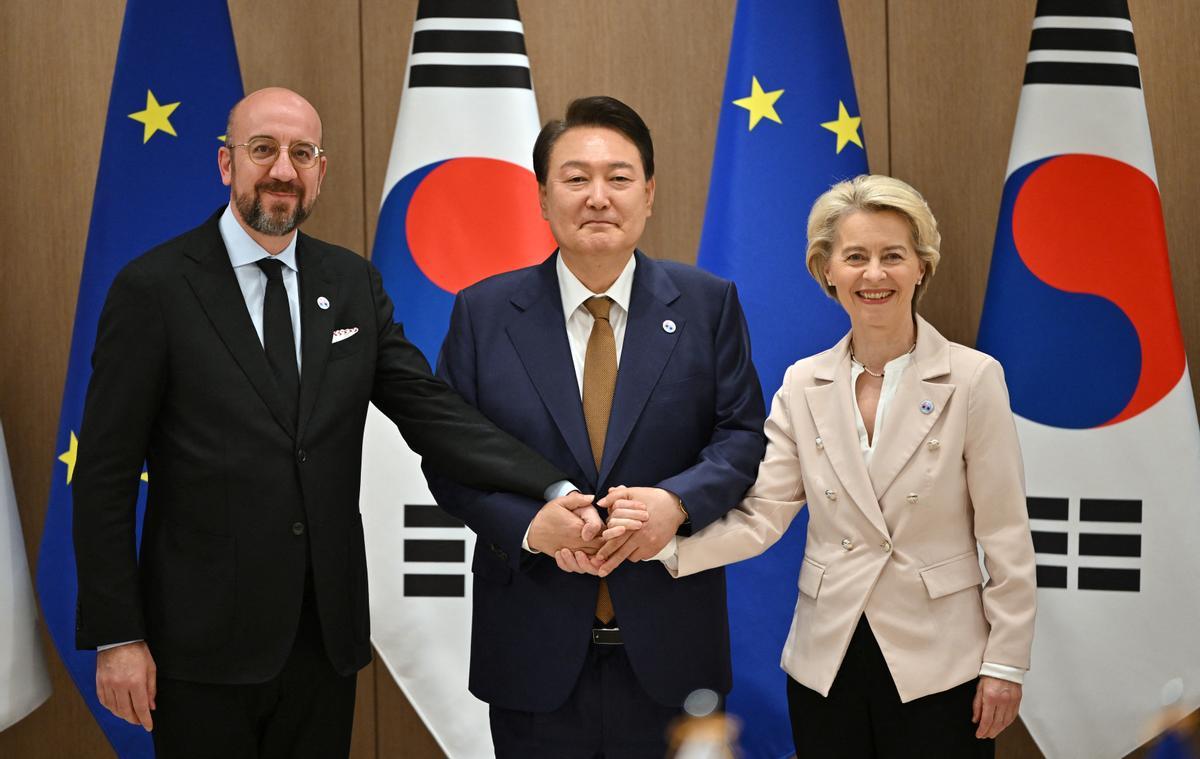 El presidente de Corea del Sur, Yoon Suk Yeol, saluda al presidente del Consejo Europeo, Charles Michel, y la presidenta de la Comisión, Ursula von der Leyen, este lunes en Seúl.