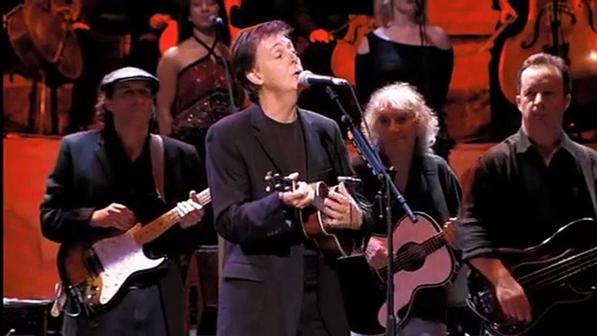 Paul McCartney, interpretando ’Something’ con el ukelele en un momento del ’Concert for George’