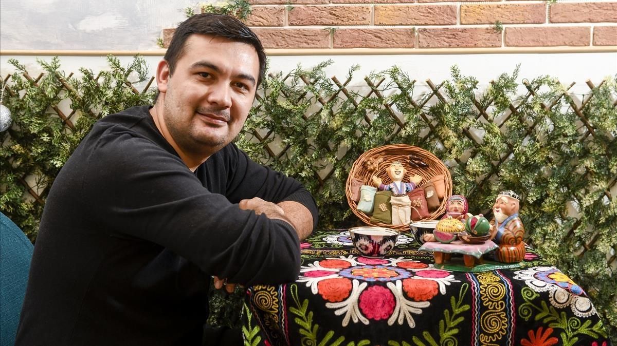 Naufal Vagapov, en una de las mesas de su local, donde sirve comida uzbeka. Naufal Vagapov, en una de las mesas de su local, donde sirve comida uzbeka.
