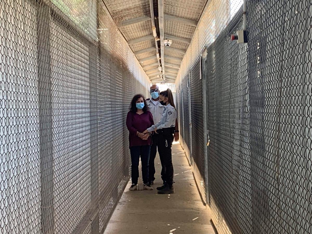 La trabajadora humanitaria española Juana Ruiz Sánchez, es trasladada esposada de pies y manos en la prisión israelí de Ofer, en Cisjordania, antes del inicio de la vista judicial celebrada el pasado mes de agosto.