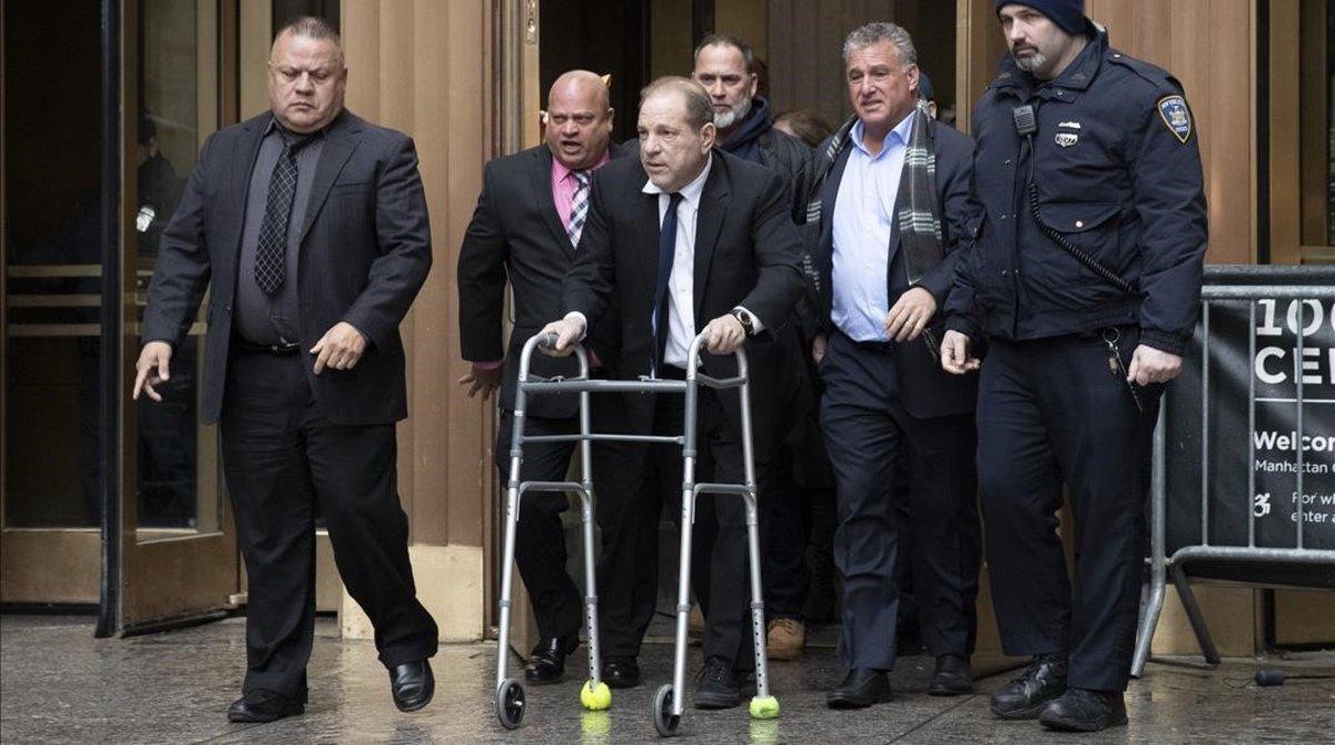 El productor Harvey Weinstein llega con un andador por una lesión de espalda al tribunal de Nueva York donde enfrenta un juicio penal por violación y agresión sexual.