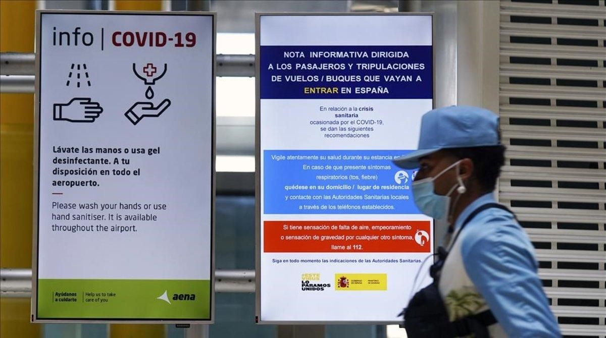 Una mujer camina por los pasillos del aeropuerto de Madrid, protegida con mascarilla, el primer día laborable tras la finalización del estado de alarma. Una mujer camina por los pasillos del aeropuerto de Madrid, protegida con mascarilla, el primer día laborable tras la finalización del estado de alarma.
