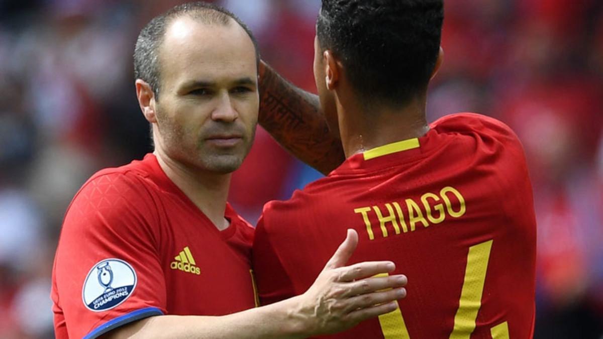 Iniesta y Thiago, durante un partido de España.