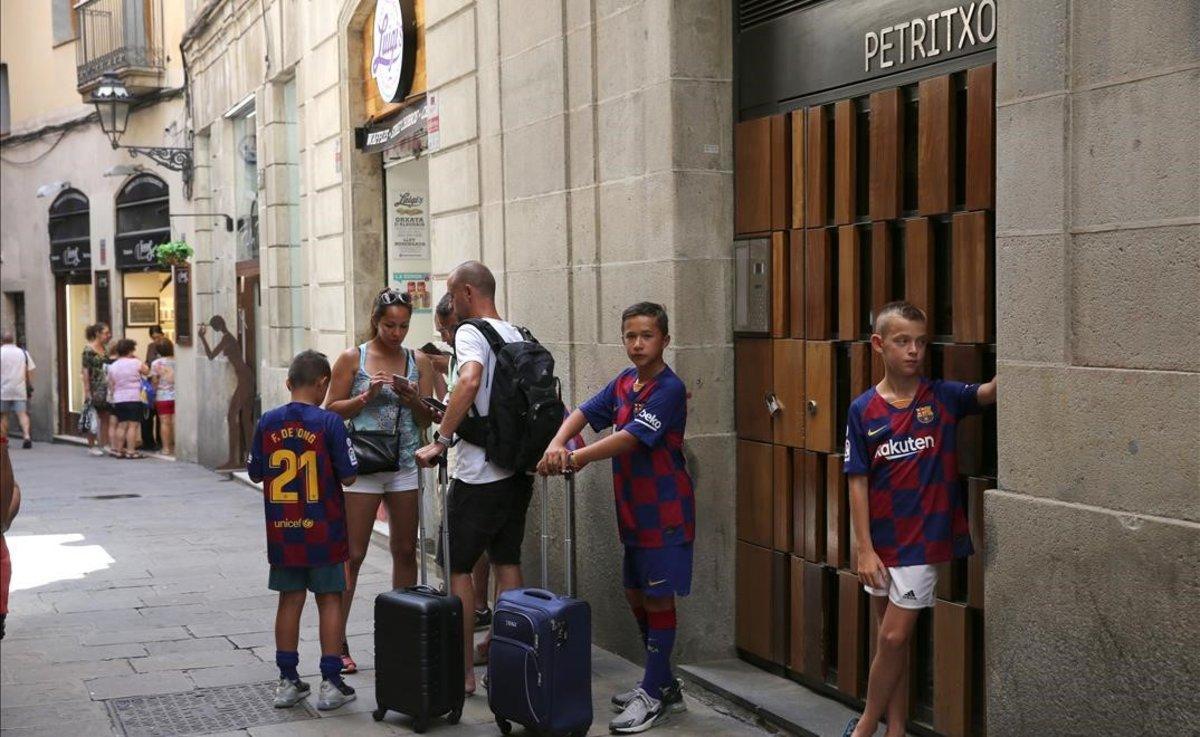 Turistas buscan piso en las calle Petrixol de Barcelona