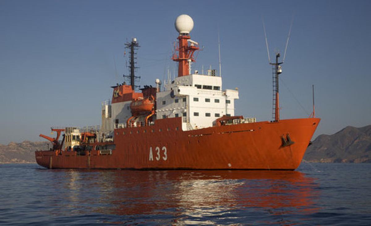 L’Hespérides és l’únic vaixell d’Investigació Oceanogràfica espanyol dissenyat per a la investigació multidisciplinària a tots els mars i oceans del planeta, fins i tot per les Zones Àrtiques i Antàrtiques. 