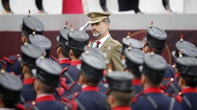 El rey Felipe saluda a su llegada al acto central del 12-O.