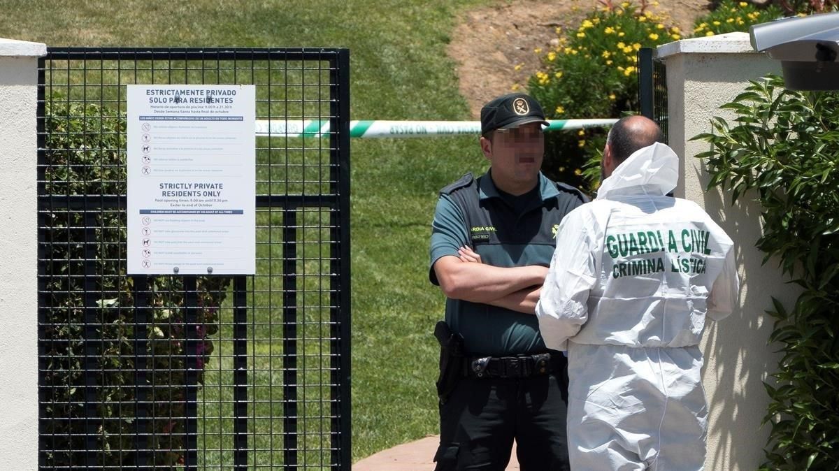 Dos agentes, en la entrada de la urbanización de Ayamonte donde se cometió el crimen. Dos agentes, en la entrada de la urbanización de Ayamonte donde se cometió el crimen.