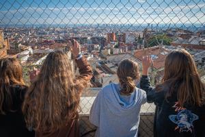 Un grupo de alumnas del instituto Francisco de Goya de Barcelona contempla las vistas desde el patio.