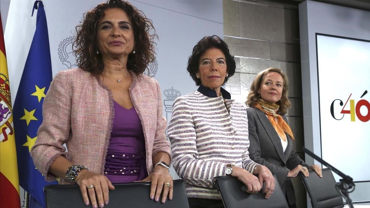 La ministra de Hacienda, María Jesús Montero, la ministra portavoz, Isabel Celáa, y la de Economía, Nadia Calviño, en una imagen de archivo tras una reunión del Consejo de Ministros en octubre del 2018. La ministra de Hacienda, María Jesús Montero, la ministra portavoz, Isabel Celáa, y la de Economía, Nadia Calviño, en una imagen de archivo tras una reunión del Consejo de Ministros en octubre del 2018.