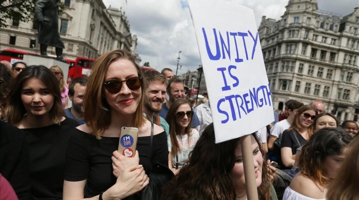 Manifestantes contrarios al ’brexit’ protestan en Parliament Square, en Londres, este sábado. Manifestantes contrarios al ’brexit’ protestan en Parliament Square, en Londres, este sábado.