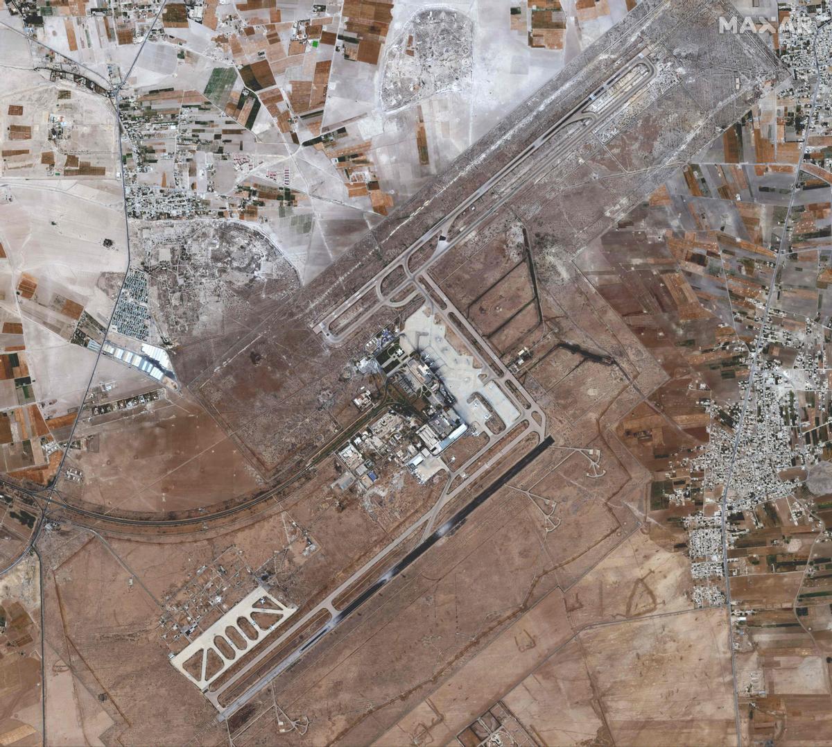 La imagen recogida por satélite por Maxar Technologies muestra daños sobre las pistas del aeropuerto internacional de Damasco. 