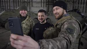 Zelensky se hace un selfi con soldados ucranianos, durante una visita del presidente al frente en la zona de Bakhmut.
