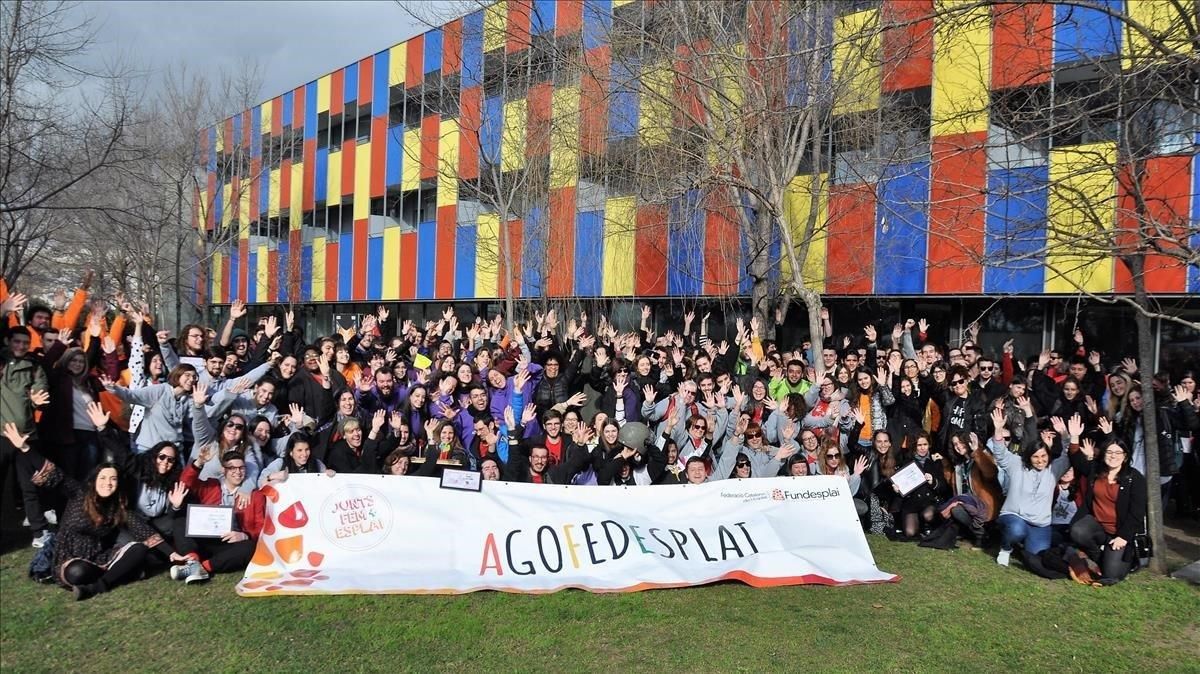 Foto de grupo de los cerca de 400 monitores participantes en la Jornada de la Federació Catalana de l’Esplai. Foto de grupo de los cerca de 400 monitores participantes en la Jornada de la Federació Catalana de l’Esplai.