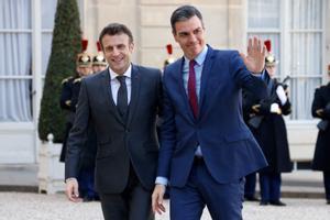 El presidente francés, Emmanuel Macron, recibe a Pedro Sánchez en el Elíseo, este lunes.