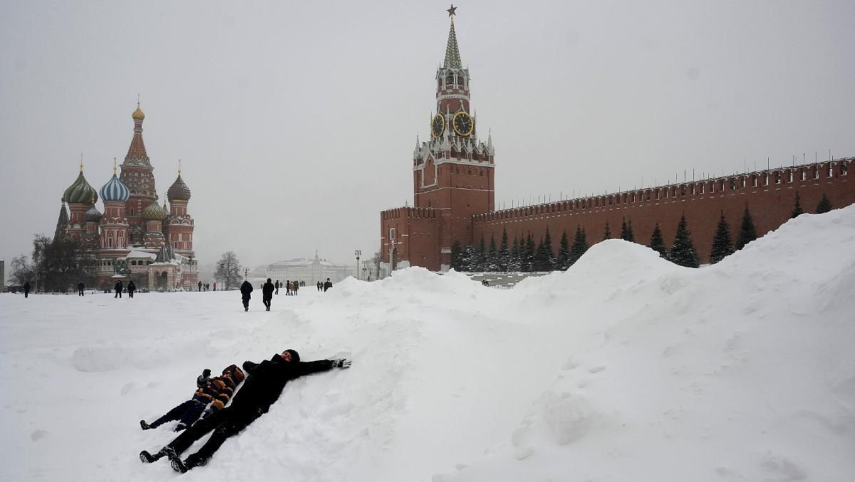 Aspecto de la Plaza Roja de Moscú tras las primeras horas de nevada. Aspecto de la Plaza Roja de Moscú tras las primeras horas de nevada.