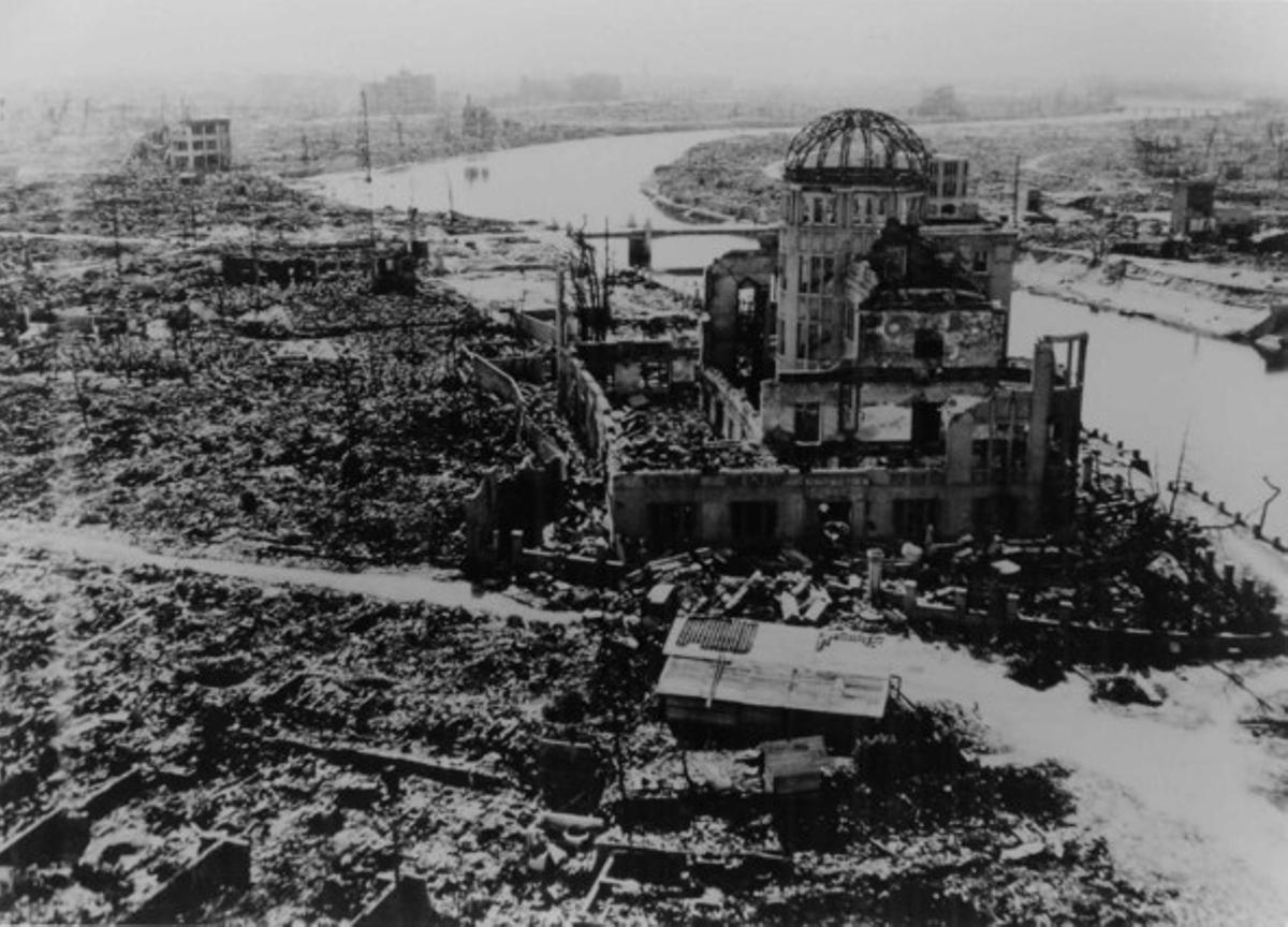 La Cúpula de la Bomba Atómica, en Hiroshima, fotografiada por el ejército de EEUU tras estallar la bomba nuclear sobre la ciudad japonesa el 6 de agosto de 1945.