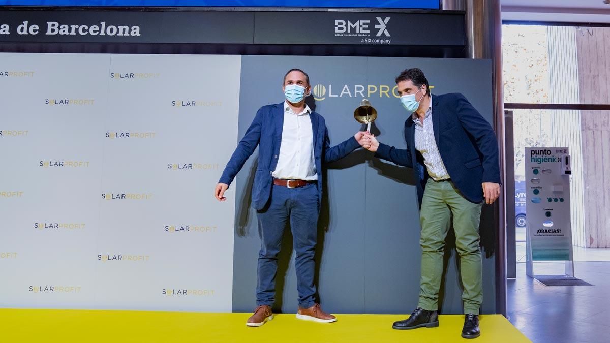 Toque de campana del estreno del grupo Solarprofit en la Bolsa de Barcelona. En la foto, Roger Gómez y Óscar Fernández.