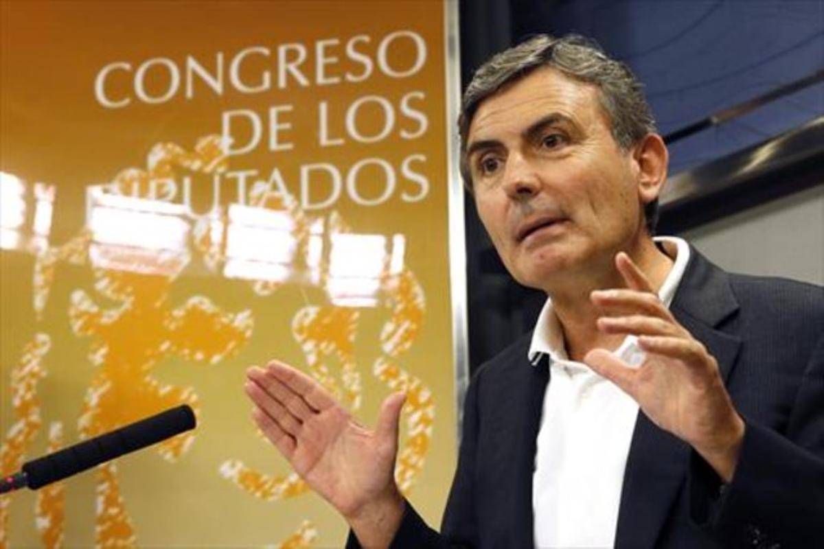 El portaveu socialista d’Hisenda, Pedro Saura, durant la roda de premsa d’ahir.