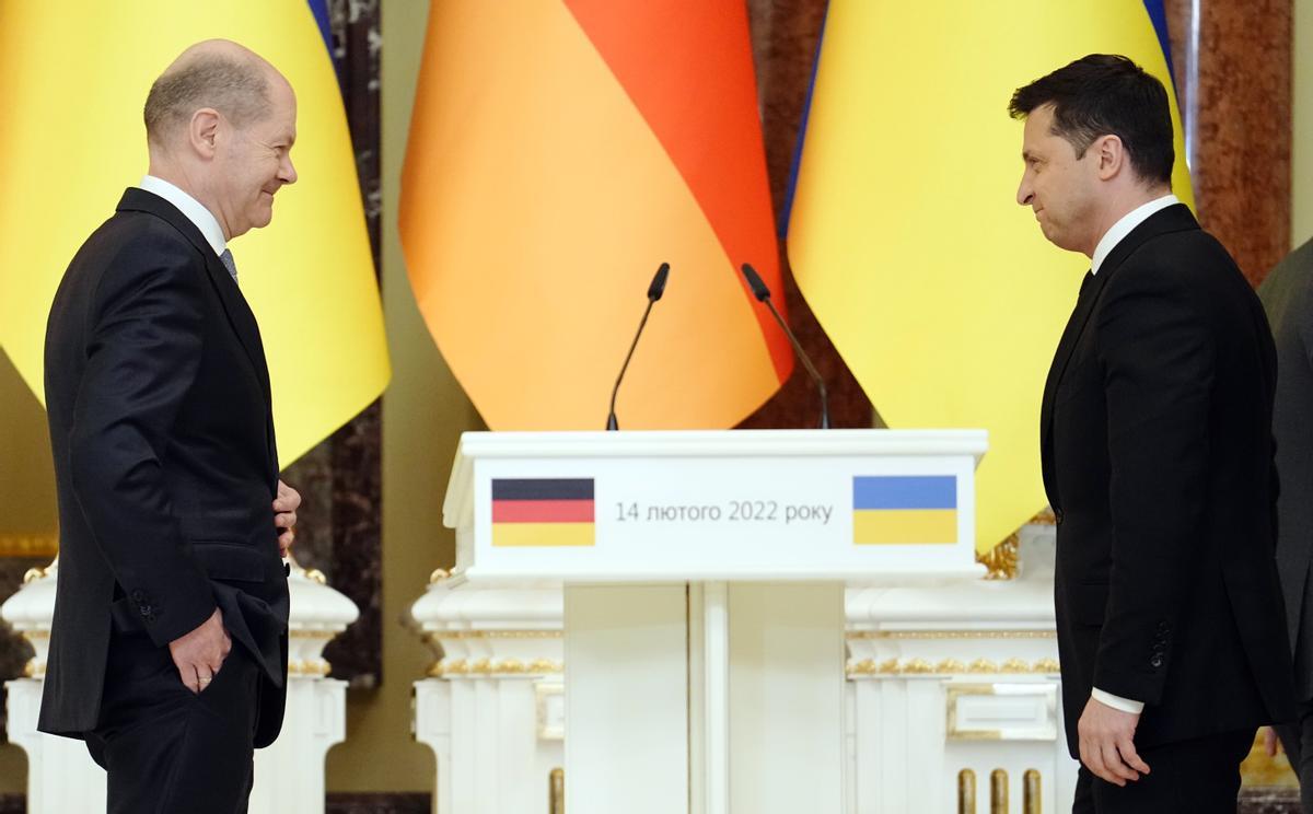 El presidente ucraniano, Volodímir Zelenski, y el canciller alemán, Olaf Scholz, en la rueda de prensa conjunta, el 14 de febrero de 2022, en Kiev, Ucrania.