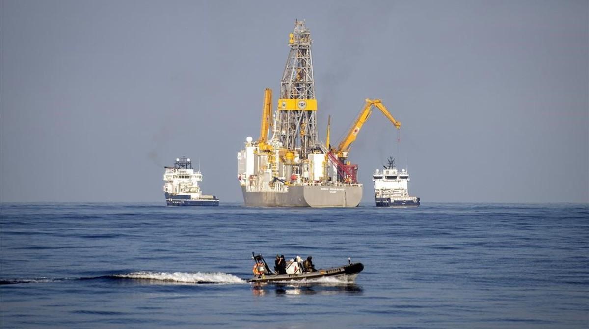 El barco Rowan Reneissance, de la compania petrolifera Repsol, escoltado por una lancha de asalto de la Armada durante las polémicas prospecciones petrolíferas (por el sistema de perforación) que se llevaron a cabo en Canarias en el 2014.
