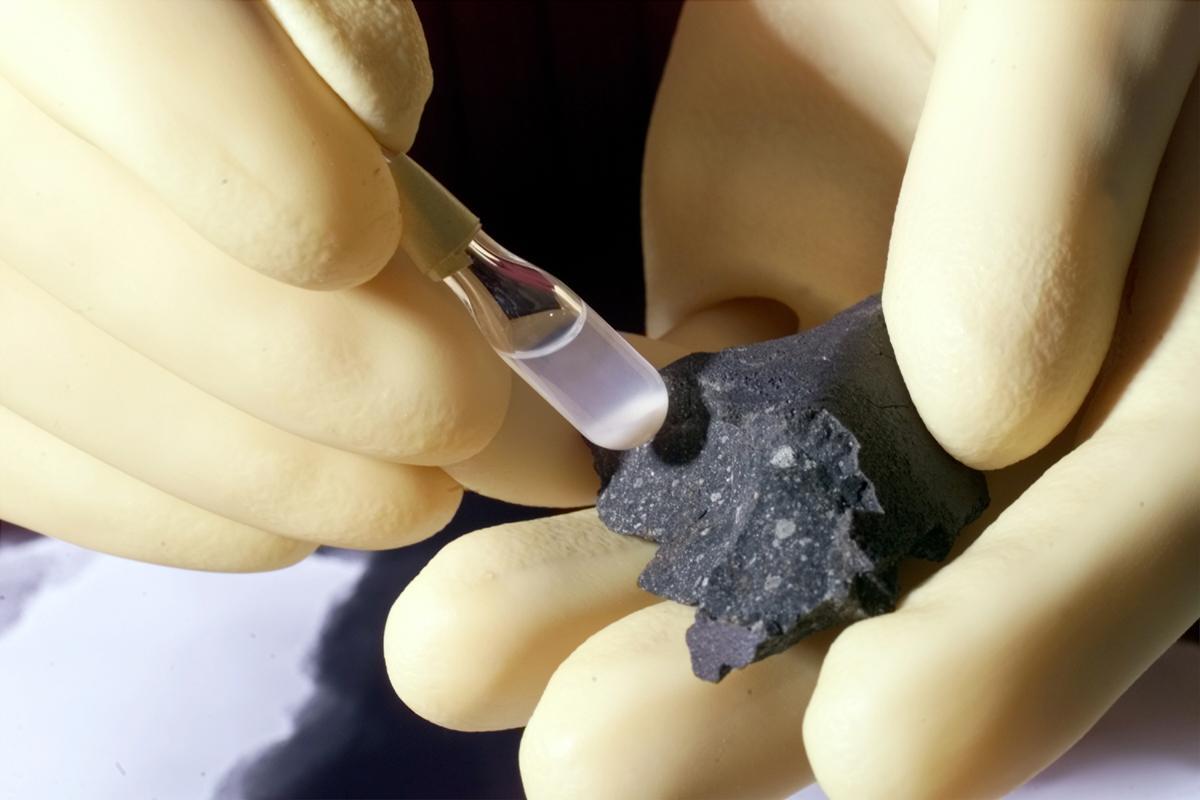 Un investigador analiza muestras del meteorito de Murchison. 
