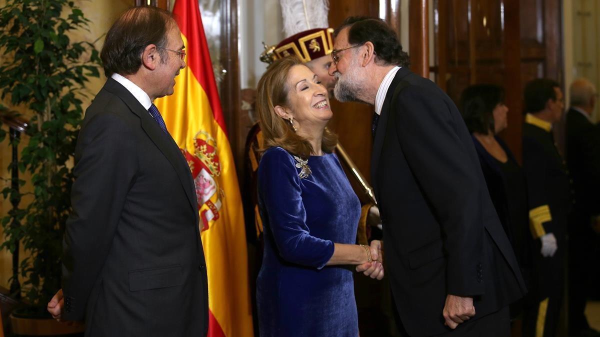 Rajoy saluda a los presidentes del Congreso y del Senado.