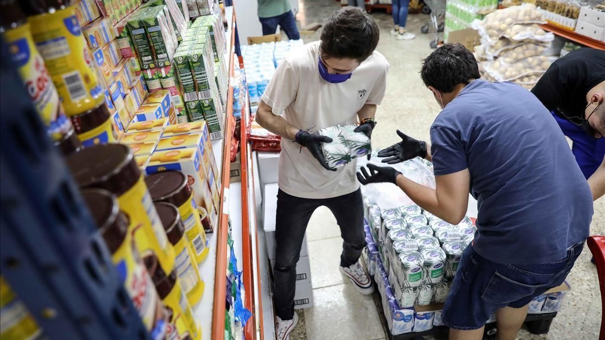 GRAFCVA4819 TORRENT (VALENCIA) 12 05 2020 - Voluntarios del economato interparroquial gestionado por Caritas en la ciudad de Torrent (Valencia) preparan alimentos para las personas que atienden que han aumentado por la pandemia causada por el coronavirus Caritas ha cambiado el perfil de sus usuarios con la atencion a jovenes que se han quedado sin empleo o afectados por un ERTE mayores que viven solos o apoyan economicamente a sus familias y migrantes en situacion irregular que se han quedado sin ingresos a la espera de proteccion internacional EFE Ana Escobar GRAFCVA4819 TORRENT (VALENCIA) 12 05 2020 - Voluntarios del economato interparroquial gestionado por Caritas en la ciudad de Torrent (Valencia) preparan alimentos para las personas que atienden que han aumentado por la pandemia causada por el coronavirus Caritas ha cambiado el perfil de sus usuarios con la atencion a jovenes que se han quedado sin empleo o afectados por un ERTE mayores que viven solos o apoyan economicamente a sus familias y migrantes en situacion irregular que se han quedado sin ingresos a la espera de proteccion internacional EFE Ana Escobar