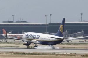 Un avión de Ryanair, en el aeropuerto de El Prat, el pasado mes de agosto.