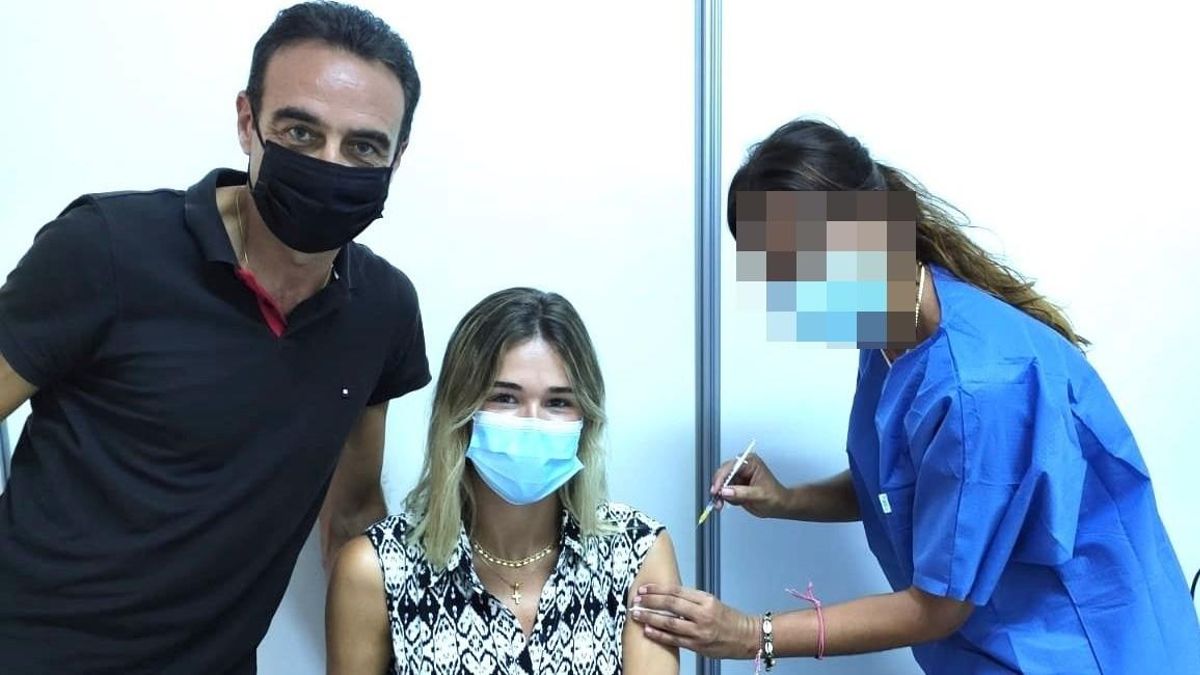 Enrique Ponce y Ana Soria se vacunan, este martes, en el Distrito de Atención Primaria de Almería. Enrique Ponce y Ana Soria se vacunan, este martes, en el Distrito de Atención Primaria de Almería.