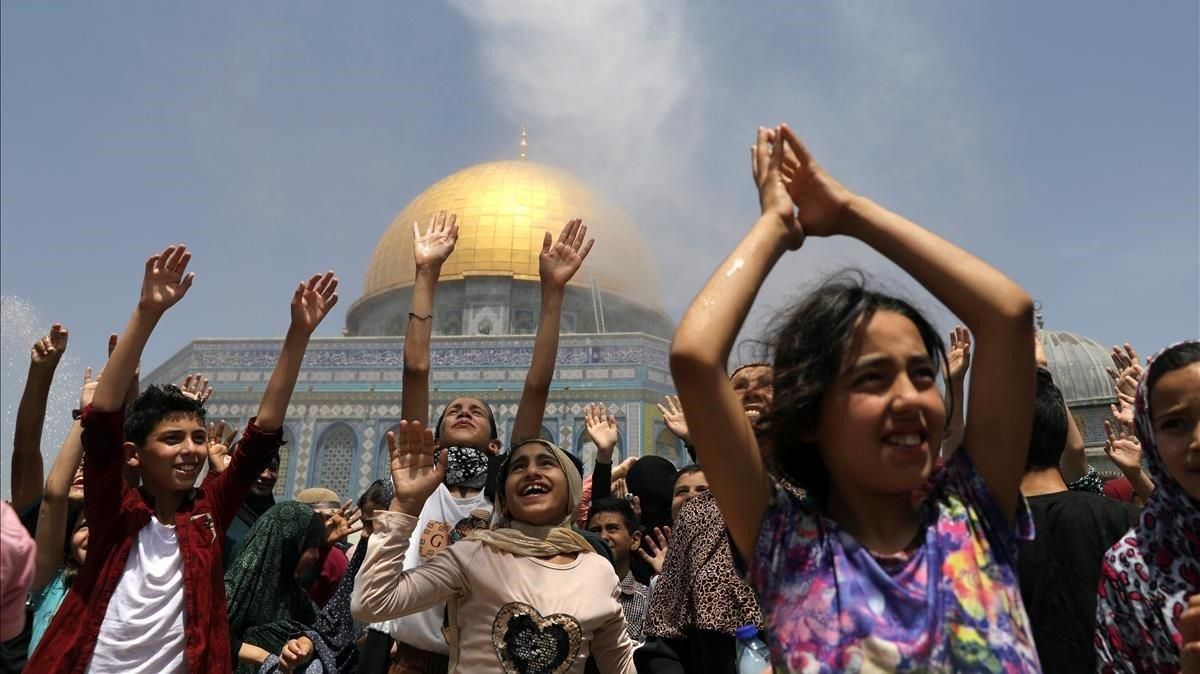 La comunidad palestina se refresca frente a la Cúpula de la Roca (Jerusalén) durante el último viernes de Ramadán. La comunidad palestina se refresca frente a la Cúpula de la Roca (Jerusalén) durante el último viernes de Ramadán.