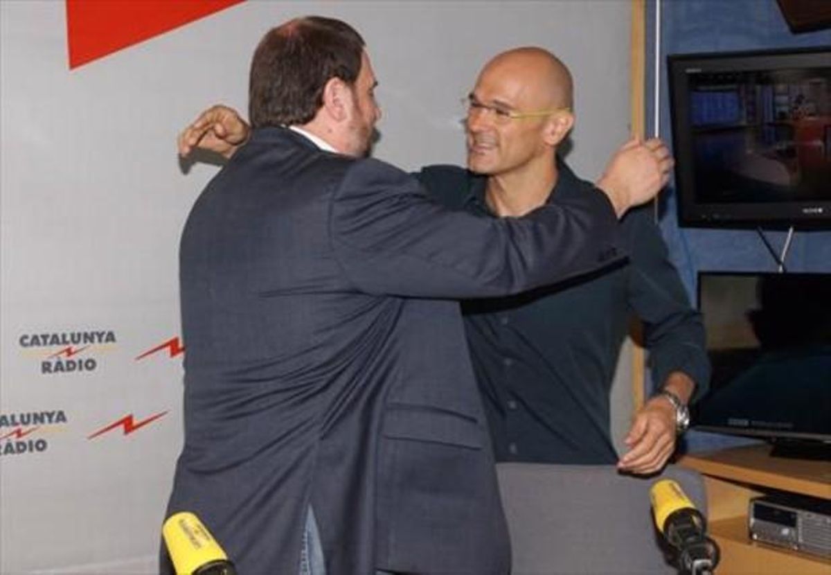 Junqueras y Romeva se saludan, ayer, en los estudios de Catalunya Ràdio. Junqueras y Romeva se saludan, ayer, en los estudios de Catalunya Ràdio.