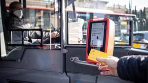 Pago con tarjeta bancaria en un autobús de Barcelona