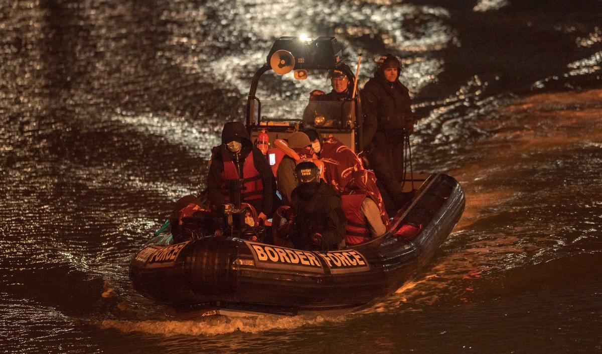 Un grupo de migrantes llega al puerto de Dover tras ser rescatado por la guardia fronteriza británica, este jueves.
