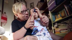 Una monitora juega con una niña de tres años en su casa, en Madrid.